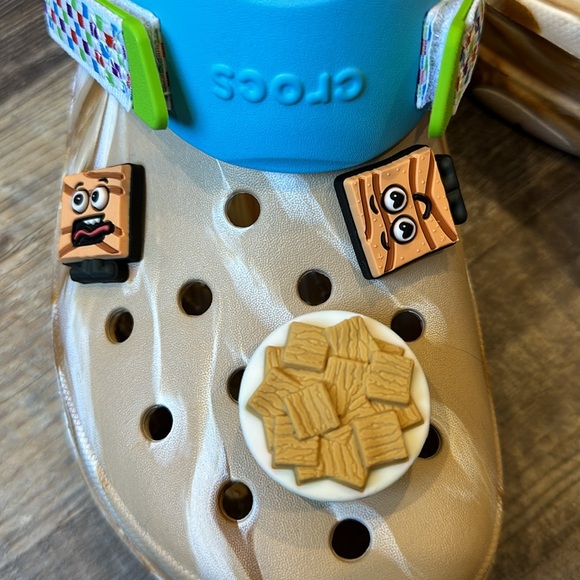 NWT Limited Edition BRAND NEW Cinnamon Toast Crunch Crocs Size M10/W12 - Picture 6 of 9